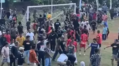 Kabupaten Bekasi - Kericuhan sepak bola tarkam dalam rangka memeriahkan HUT ke-80 Kemerdekaan Republik Indonesia di Stadion Mini Cibitung, Desa Wanajaya, Kecamatan Cibitung, Kabupaten Bekasi, pada Minggu (3/8/2025).