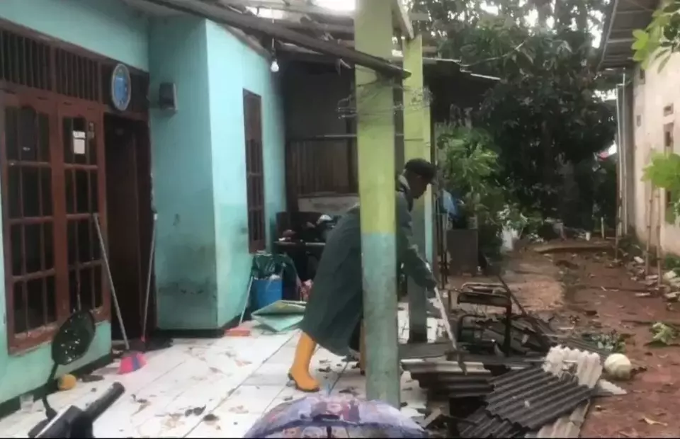 Kabupaten Bekasi - Fasilitas sekolah di Setu, kabupaten Bekasi rusak akibat hujan angin kencang, Senin (4/8/2025). Foto: Ist
