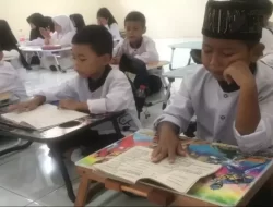 Ratusan Siswa SD di Cikarang Barat Terpaksa Belajar di Lantai karena Kekurangan Fasilitas