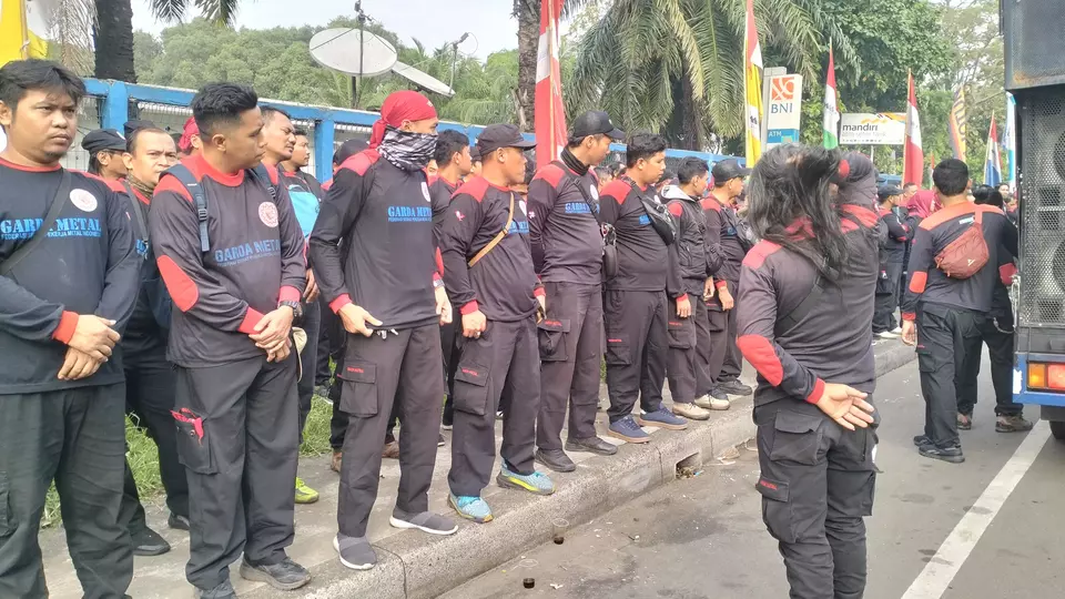 Kabupaten Bekasi - Ratusan buruh dari dua organisasi federasi di Kabupaten Bekasi bertolak ke Jakarta untuk mengikuti aksi unjuk rasa nasional di depan Gedung DPR RI dan Istana Negara, Kamis (28/8/2025). Foto: Ist