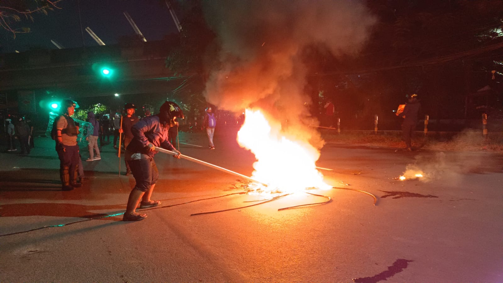 Kota Bakasi - Aksi pembakaran kabel telkom oleh massa tak dikenal di Jalan Raya Pangeran Jayakarta, Minggu (31/8/2025). Foto: Septian/Gobekasi.id.