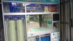 Kota Bekasi - Masjid Fathurrahman yang berlokasi di Dukuh Zamrud Blok P dan Q, Kelurahan Padurenan, Kecamatan Mustikajaya, Kota Bekasi, menyediakan layanan air isi ulang galon gratis. Foto: Ist for Gobekasi.id