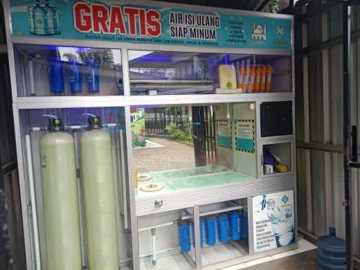 Kota Bekasi - Masjid Fathurrahman yang berlokasi di Dukuh Zamrud Blok P dan Q, Kelurahan Padurenan, Kecamatan Mustikajaya, Kota Bekasi, menyediakan layanan air isi ulang galon gratis. Foto: Ist for Gobekasi.id