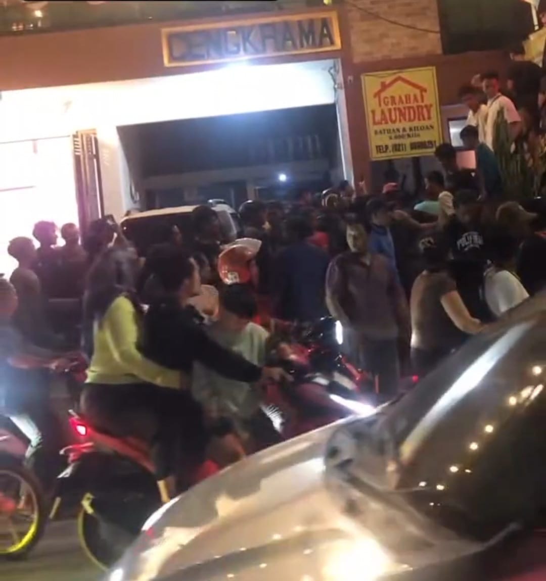 Kota Bekasi - Dua Pria dikepung warga saat berupaya mencuri sepeda motor di Kaliabang, Bekasi Utara, Kota Bekasi. Foto: Ist
