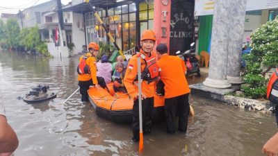 Kota Bekasi - BPBD Kota Bekasi saat mengevakuasi warga yang terrendam banjir di Pondok Gede pada Senin (4/8/2025). Foto: Dok.BPBD