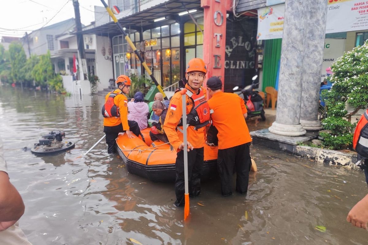 Kota Bekasi - BPBD Kota Bekasi saat mengevakuasi warga yang terrendam banjir di Pondok Gede pada Senin (4/8/2025). Foto: Dok.BPBD