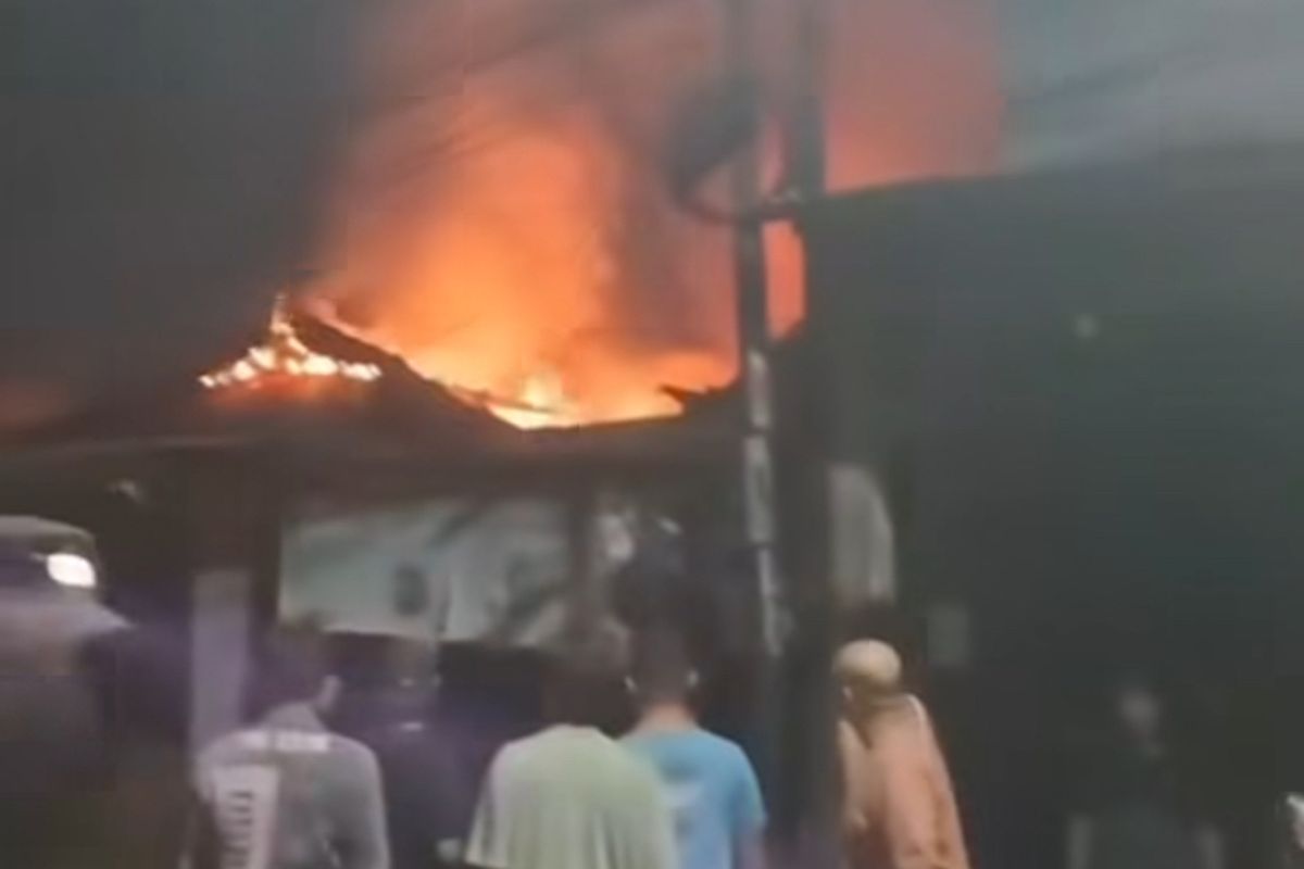 Kota Bekasi - Kebakaran hebat melanda sebuah rumah di Jalan Mes Angkatan Laut, RT 006/RW 001, Kelurahan Jati Ranggon, Kecamatan Jatisampurna, Kota Bekasi, pada Kamis (7/8/2025) malam.