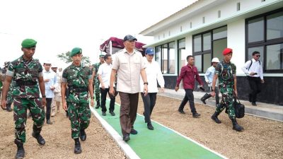 Kabupaten Bekasi - Menteri Pertahanan (Menhan) Sjafrie Sjamsoeddin saat mengajak Menteri Keuangan (Menkeu) Sri Mulyani, Menteri Kesehatan (Menkes) Budi Gunadi Sadikin dan Menteri Pertanian (Mentan) Andi Amran Sulaiman meninjau Batalyon Teritorial Pembangunan (Yonif TP) 843/Patriot Yudha Vikasa di Wanajaya, Kabupaten Bekasi, Rabu (20/8/2025).Foto: Ist/Gobekasi.id