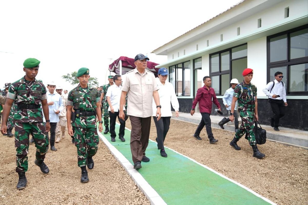 Kabupaten Bekasi - Menteri Pertahanan (Menhan) Sjafrie Sjamsoeddin saat mengajak Menteri Keuangan (Menkeu) Sri Mulyani, Menteri Kesehatan (Menkes) Budi Gunadi Sadikin dan Menteri Pertanian (Mentan) Andi Amran Sulaiman meninjau Batalyon Teritorial Pembangunan (Yonif TP) 843/Patriot Yudha Vikasa di Wanajaya, Kabupaten Bekasi, Rabu (20/8/2025).Foto: Ist/Gobekasi.id