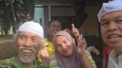 Kota Bekasi - Gubernur Jawa Barat (Jabar) Kang Dedi Mulyadi (KDM) membubarkan aksi sejumlah warga yang melakukan pungutan di jalan raya untuk pembangunan mushala di kawasan Pedurenan,Mustikajaya, Kota Bekasi, Kamis (21/8/2025). Foto: Ist