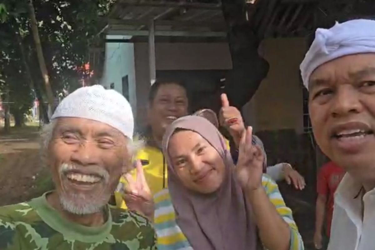 Kota Bekasi - Gubernur Jawa Barat (Jabar) Kang Dedi Mulyadi (KDM) membubarkan aksi sejumlah warga yang melakukan pungutan di jalan raya untuk pembangunan mushala di kawasan Pedurenan,Mustikajaya, Kota Bekasi, Kamis (21/8/2025). Foto: Ist