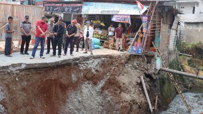 Kota Bekasi - Wali Kota Bekasi Tri Adhianto meninjau langsung proyek revitalisasi Jembatan 0 Rawalumbu. Foto: Ist