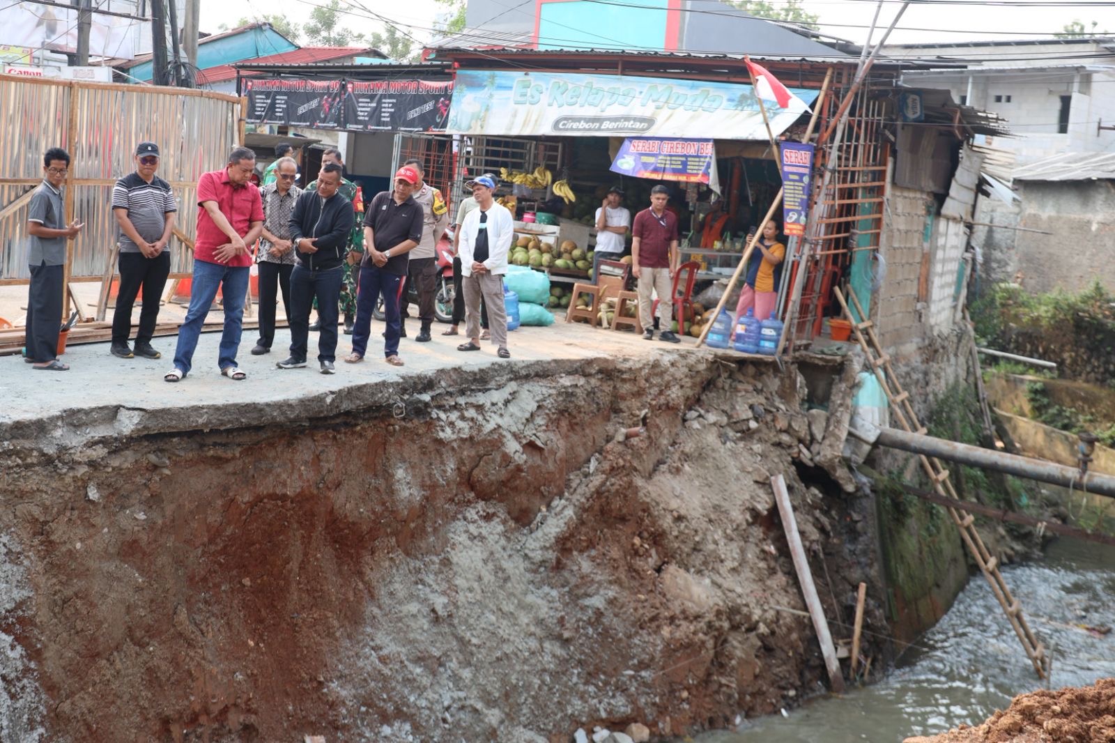 Kota Bekasi - Wali Kota Bekasi Tri Adhianto meninjau langsung proyek revitalisasi Jembatan 0 Rawalumbu. Foto: Ist
