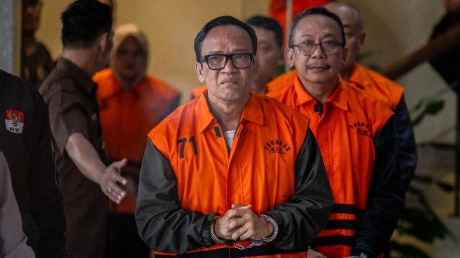 Bekasi - Wakil Menteri Ketenagakerjaan (Wamenaker) Immanuel Ebenezer (tengah) saat jadi tersangka dan ditahan KPK. ANTARA FOTO/Bayu Pratama S