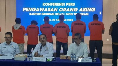 Bekasi - Kantor Imigrasi Kelas I Bekasi mengamankan tujuh warga negara asing (WNA) asal India, Yaman, Bangladesh, dan Nepal terkait investasi fiktif, Kamis (28/8/2025). Foto: Septian/Gobekasi.id.