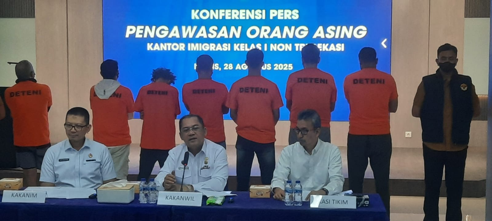 Bekasi - Kantor Imigrasi Kelas I Bekasi mengamankan tujuh warga negara asing (WNA) asal India, Yaman, Bangladesh, dan Nepal terkait investasi fiktif, Kamis (28/8/2025). Foto: Septian/Gobekasi.id.