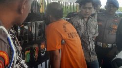 Kota Bekasi - Tersangka AWP dihadirkan dengan menggunakan kursi roda saat Ungkap Kasus penipuan jual beli Vespa di Mapolres Metro Bekasi Kota, Jumat (8/8/2025). Septian/Gobekasi.id