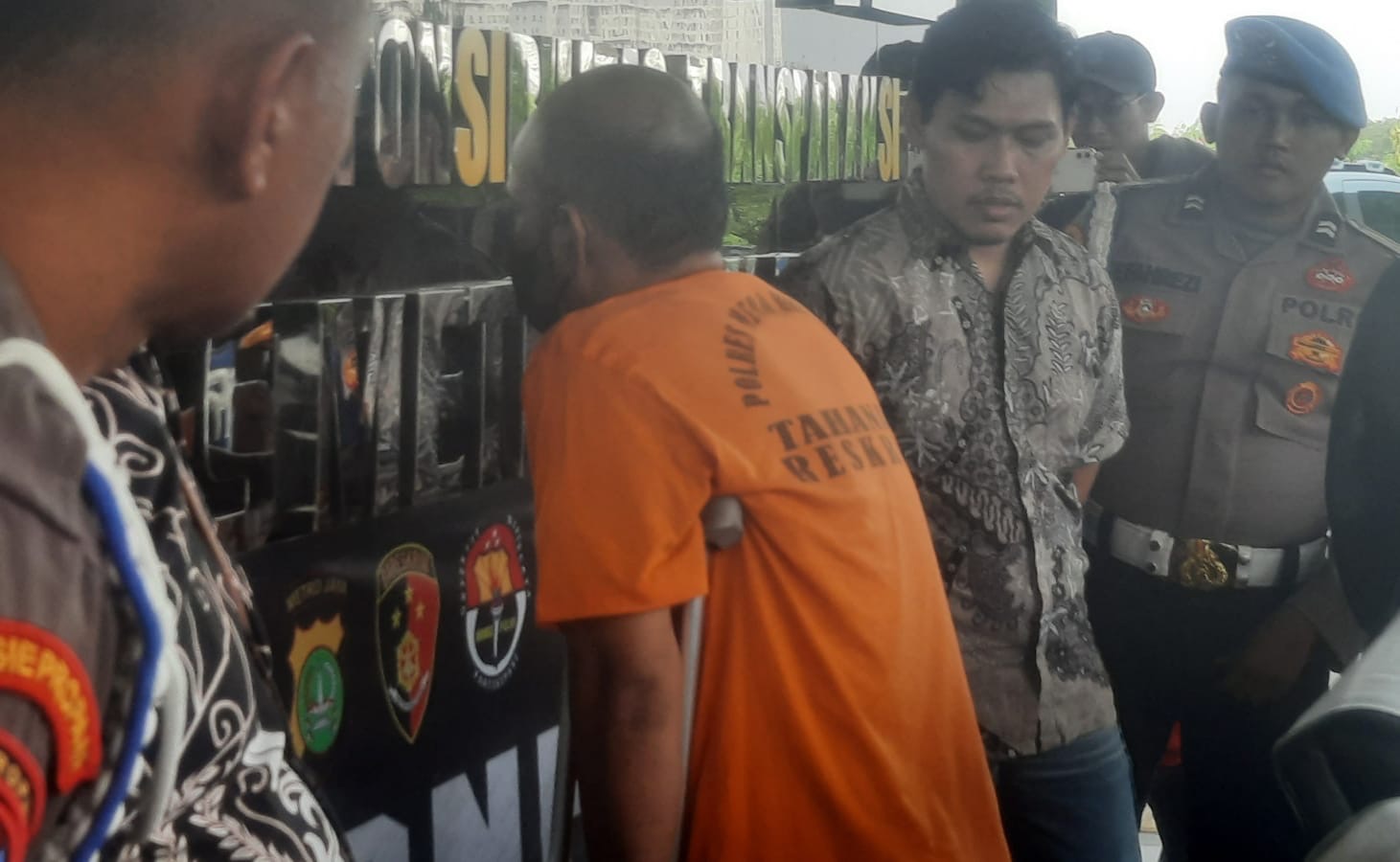 Kota Bekasi - Tersangka AWP dihadirkan dengan menggunakan kursi roda saat Ungkap Kasus penipuan jual beli Vespa di Mapolres Metro Bekasi Kota, Jumat (8/8/2025). Septian/Gobekasi.id