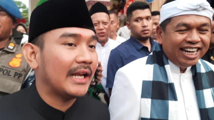 Kabupaten Bekasi - Bupati Bekasi Ade Kuswara Kunang bersama Gubernur Jawa Barat Dedi Mulyadi dalam agenda HUT Kabupaten Bekasi ke-75, Jumat (15/8/2025). Foto: Ist