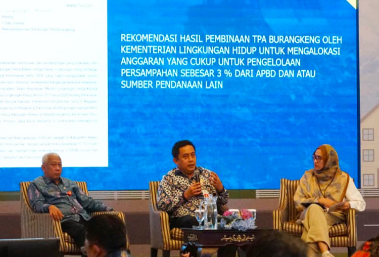 Kabupaten Bekasi - Sekretaris Daerah Kabupaten Bekasi, Dedy Supriyadi saat menghadiri kegiatan Asistensi dan Supervisi Pembentukan UPTD/BLUD Pengelolaan Sampah yang berlangsung di GH Universal Hotel, Bandung. Foto: Ist