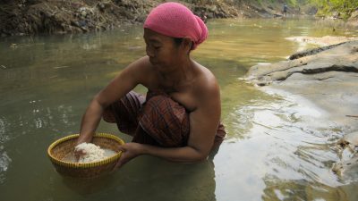 Kabupaten Bekasi - Warga Kabupaten Bekasi mencuci beras di sungai dampak kekeringan air. Foto: Gobekasi.id