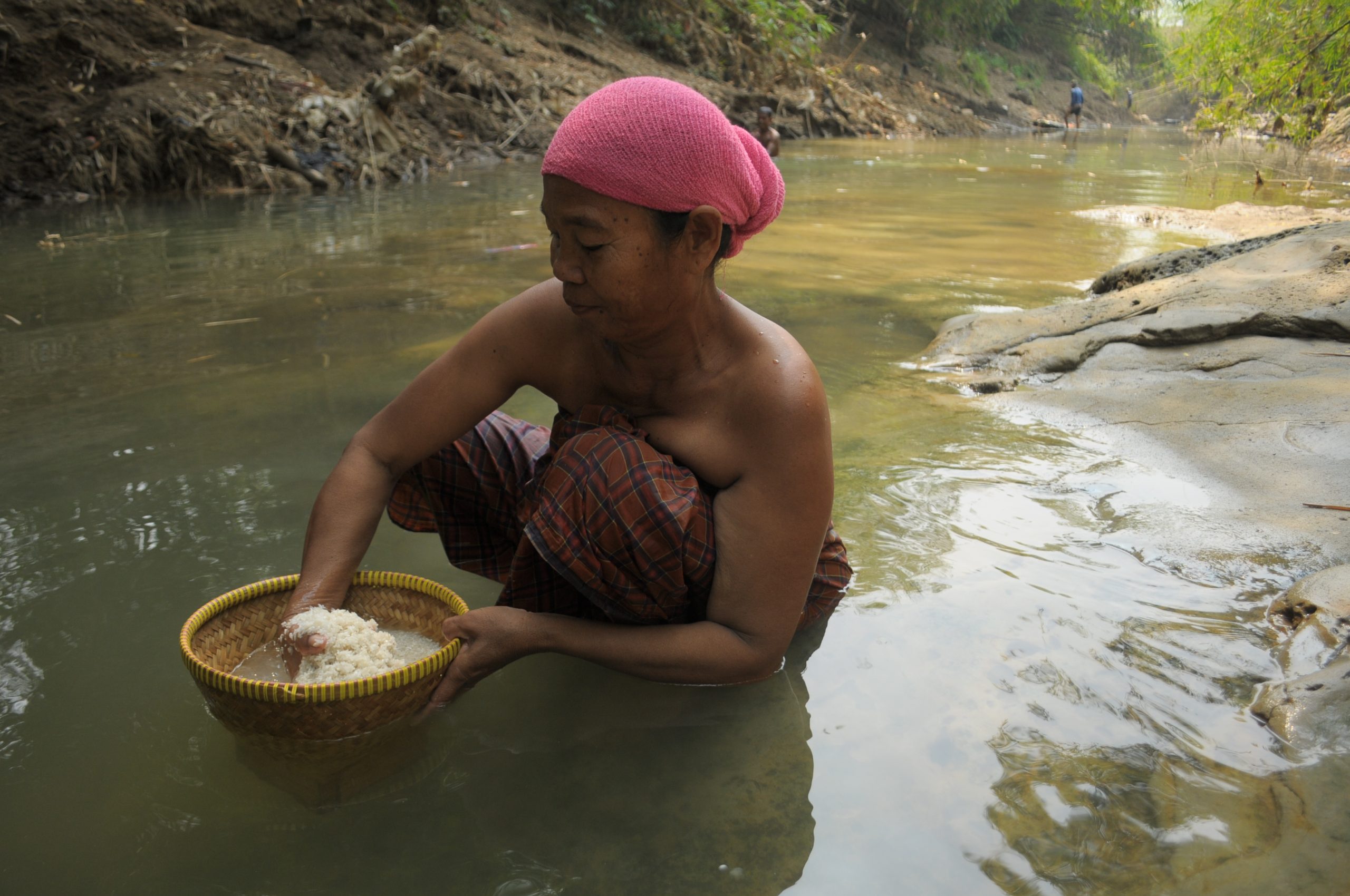 Kabupaten Bekasi - Warga Kabupaten Bekasi mencuci beras di sungai dampak kekeringan air. Foto: Gobekasi.id