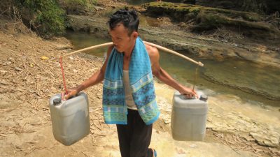 Kabupaten Bekasi - Warga Bekasi mengambil air di sungai imbas dilanda kekeringan. Foto: Gobekasi.id