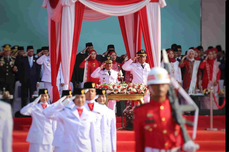 Kabupaten Bekasi -Bupati Bekasi, Ade Kuswara Kunang, bertindak sebagai Inspektur Upacara di HUT ke-80 RI, Minggu (17/8/2025). Foto: Ist/Gobekasi.id