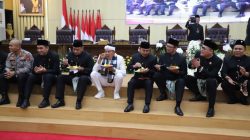 Kabupaten Bekasi - Gubernur Jawa Barat Dedi Mulyadi bersama Bupati Bekasi dan unsurpimpinan Forkopimda menyantap nasi tumpeng dalam perayaan HUT Kabupaten Bekasi ke-75. Foto: Ist/Gobekasi.id