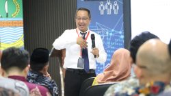 Kabupaten Bekasi - Kepala Diskominfosantik Kabupaten Bekasi, Yan Yan Akhmad Kurnia, memaparkan strategi percepatan penerapan SPBE. Foto: Ist/Gobekasi.id