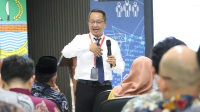 Kabupaten Bekasi - Kepala Diskominfosantik Kabupaten Bekasi, Yan Yan Akhmad Kurnia, memaparkan strategi percepatan penerapan SPBE. Foto: Ist/Gobekasi.id