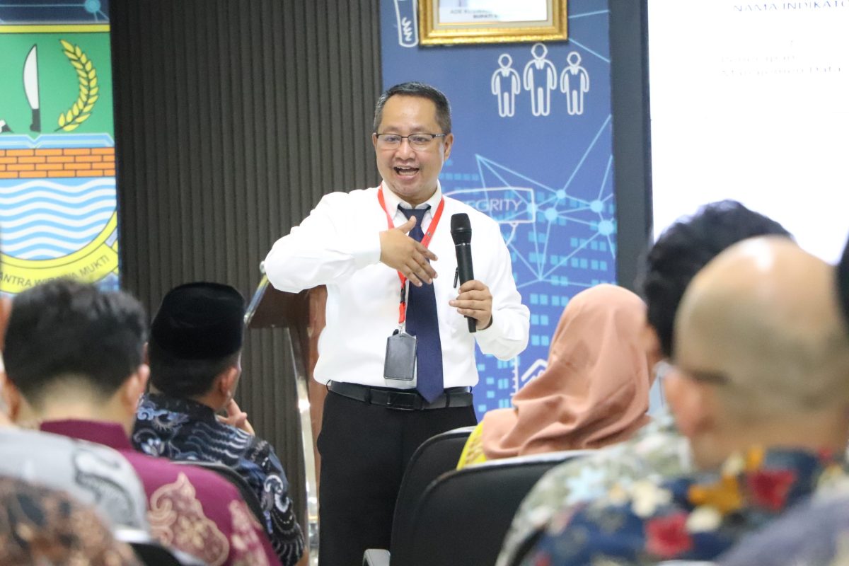 Kabupaten Bekasi - Kepala Diskominfosantik Kabupaten Bekasi, Yan Yan Akhmad Kurnia, memaparkan strategi percepatan penerapan SPBE. Foto: Ist/Gobekasi.id