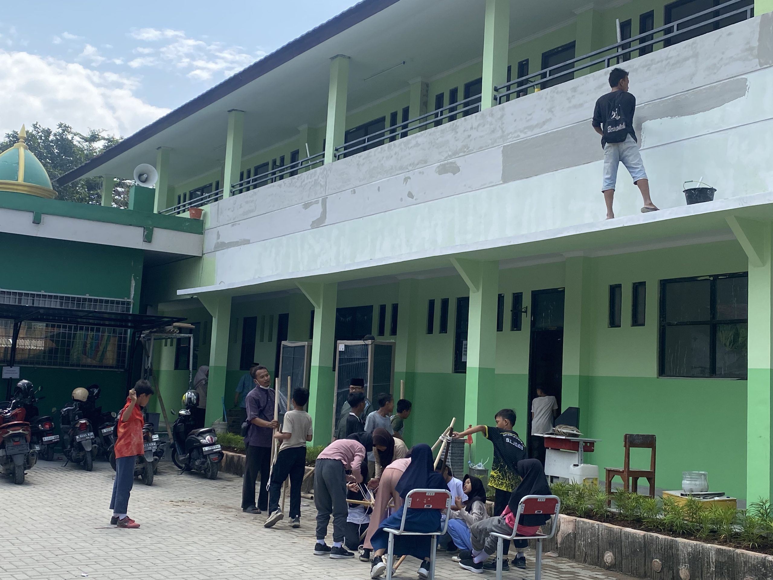 Kota Bekasi - Proses renovasi SDN Harapan Mulya 01, Medan Satria, dalam rangka program CSR Summarecon di HUT ke-50. Foto: Gobekasi.id