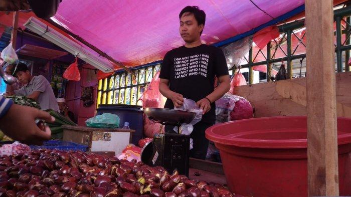Kota Bekasi - Pedagang Jengkol di Pasar Baru Bekasi