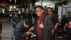 Kota Bekasi - Sekretaris Jenderal PDI Perjuangan, Hasto Kristiyanto, tiba di rumah pribadinya di Perumahan Taman Villa Kartini, Blok G3 Nomor 18, Kelurahan Margahayu, Kecamatan Bekasi Timur, Sabtu (2/8/2025) dini hari.