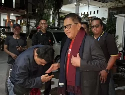 Dapat Amnesti dari Presiden Prabowo, Hasto Kristiyanto Disambut Relawan di Rumah Pribadinya di Bekasi