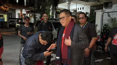 Kota Bekasi - Sekretaris Jenderal PDI Perjuangan, Hasto Kristiyanto, tiba di rumah pribadinya di Perumahan Taman Villa Kartini, Blok G3 Nomor 18, Kelurahan Margahayu, Kecamatan Bekasi Timur, Sabtu (2/8/2025) dini hari.