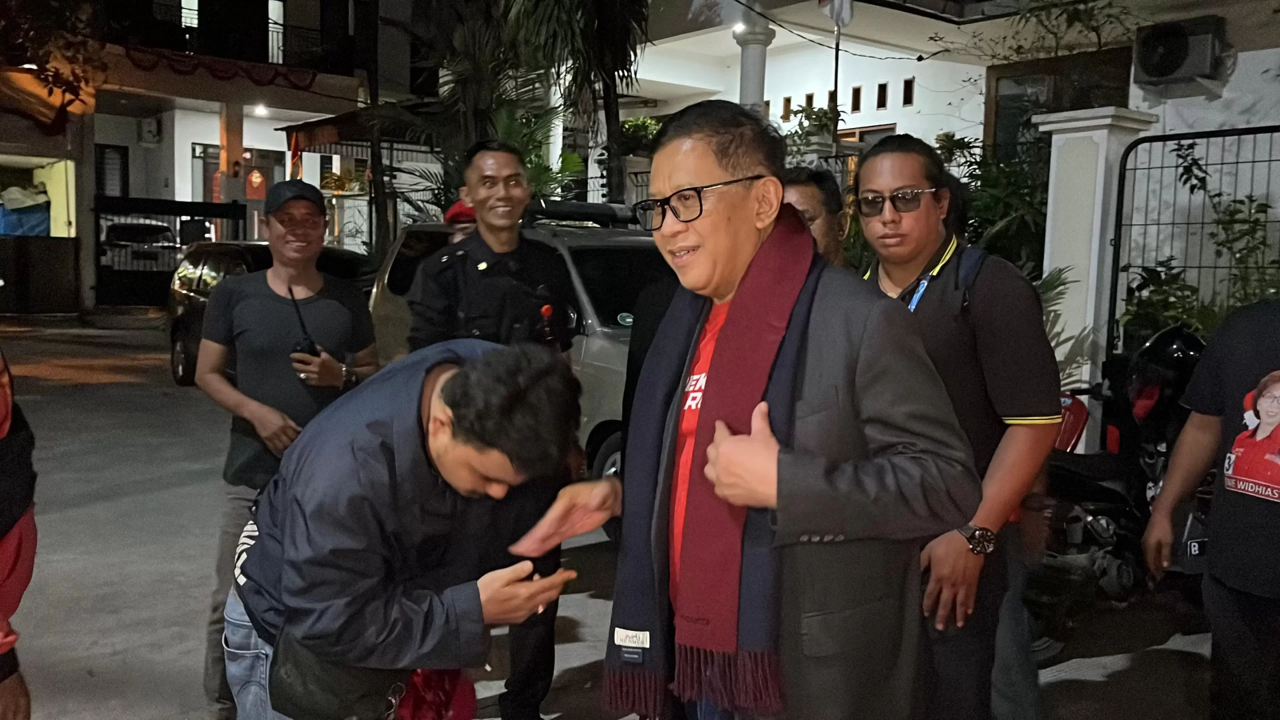 Kota Bekasi - Sekretaris Jenderal PDI Perjuangan, Hasto Kristiyanto, tiba di rumah pribadinya di Perumahan Taman Villa Kartini, Blok G3 Nomor 18, Kelurahan Margahayu, Kecamatan Bekasi Timur, Sabtu (2/8/2025) dini hari.