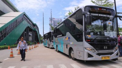 Kabupaten Bekasi - Trans Wibawa Mukti terparkir menunggu penumpang. Foto: Ist