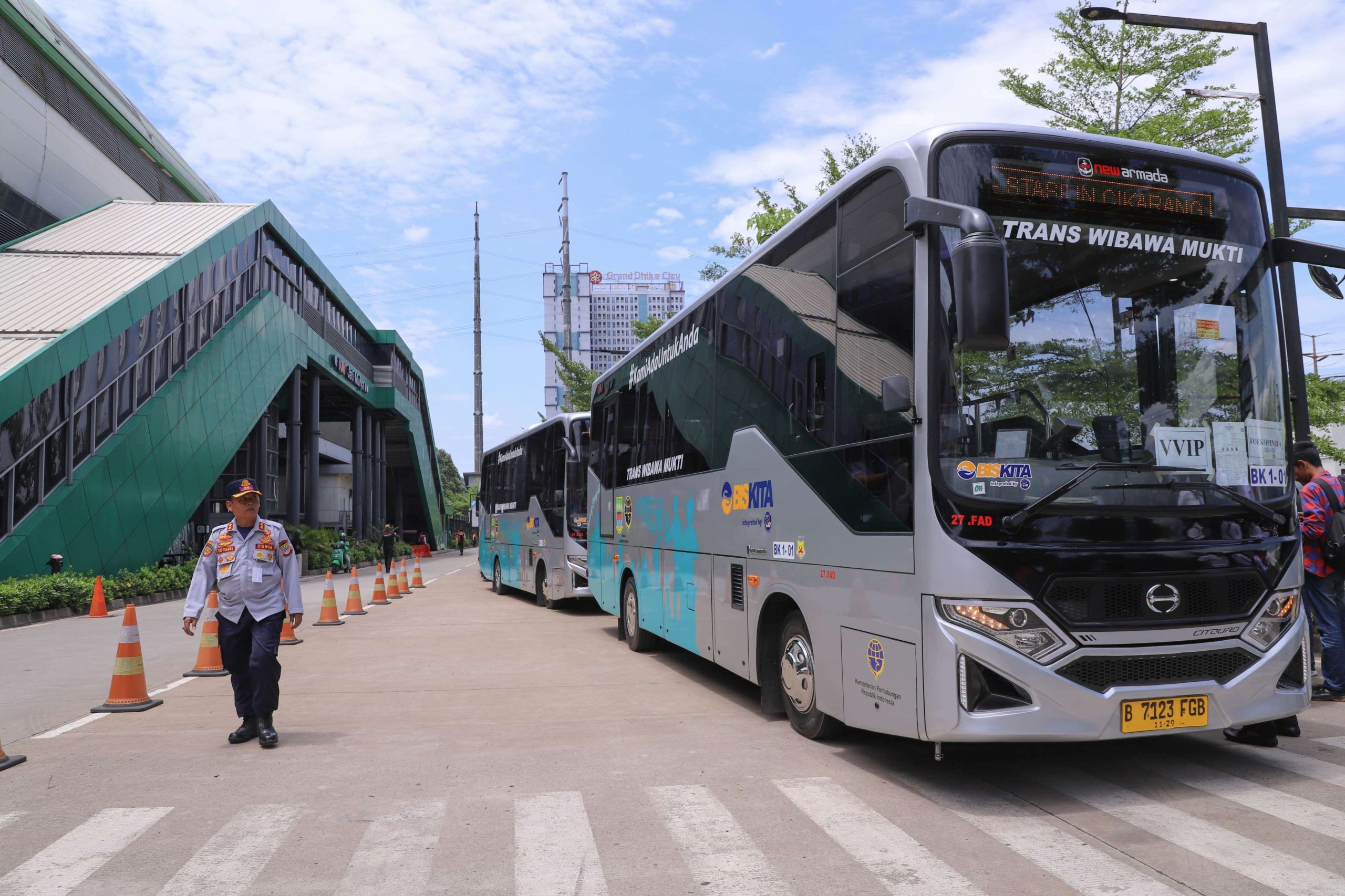 Kabupaten Bekasi - Trans Wibawa Mukti terparkir menunggu penumpang. Foto: Ist