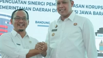 Kota Bekasi - Wali Kota Bekasi Tri Adhianto dan Ketua DPRD Sardi Effendi.
