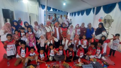 Kota Bekasi - Istri Menteri Sosial RI Fatma Saifullah Yusuf bersama Istri Wakil Mentri Sosial RI Intan Nurul Fadila Agus Jabo foto bersama dengan anak anak di Kampung Pemulung, Kelurahan Bintarajaya, Bekasi Barat, Kota Bekasi. Foto: Septian/Gobekasi.id