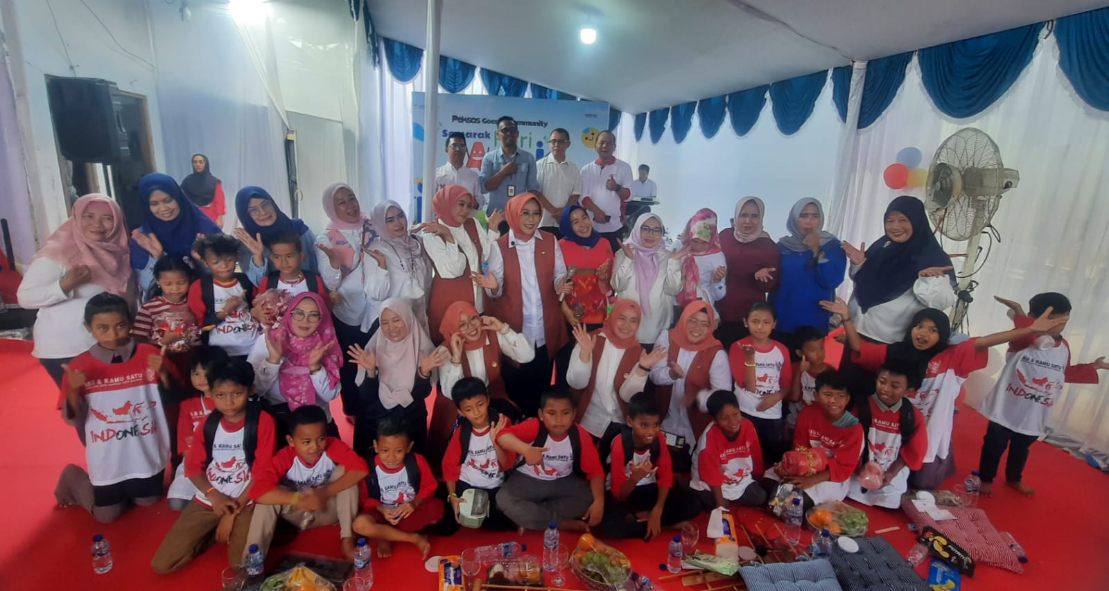 Kota Bekasi - Istri Menteri Sosial RI Fatma Saifullah Yusuf bersama Istri Wakil Mentri Sosial RI Intan Nurul Fadila Agus Jabo foto bersama dengan anak anak di Kampung Pemulung, Kelurahan Bintarajaya, Bekasi Barat, Kota Bekasi. Foto: Septian/Gobekasi.id