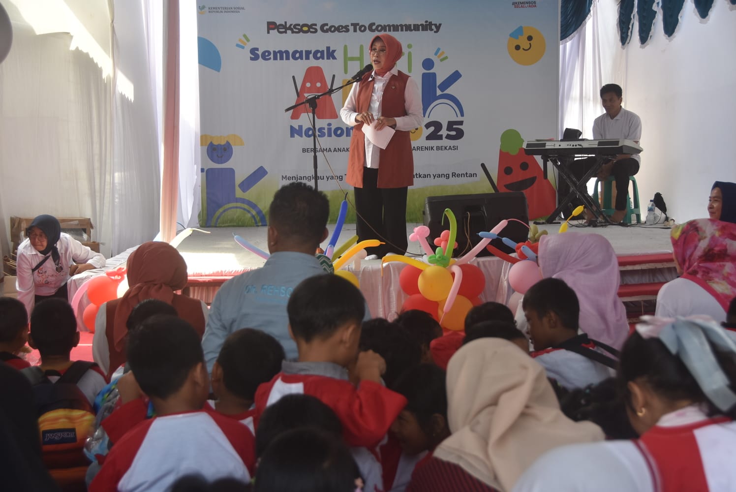 Kota Bekasi - Istri Menteri Sosial RI Fatma Saifullah Yusuf memberikan sambutan saat acara Hari Anak Nasional 2025 di Kelurahan Bintarajaya, Bekasi Barat, Kota Bekasi, Minggu (3/8/2025). Foto: Septian/Gobekasi.id