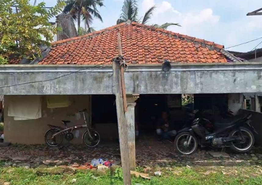 Kota Bekasi -Sebuah rumah kontrakan di kawasan Kelurahan Bintara Jaya, Kecamatan Bekasi Barat, Kota Bekasi, mengalami kondisi mengkhawatirkan. Bangunan itu nyaris tenggelam ke dalam tanah sedalam satu meter akibat struktur tanah yang labil. Foto: Septian/Gobekasi.id