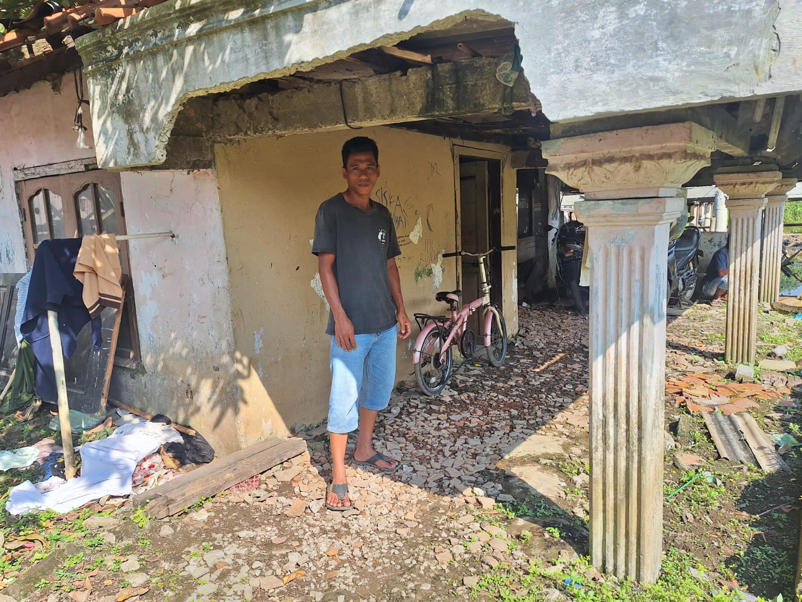 Kota Bekasi - Wasmo penghuni kontrakan yang nyaris tenggelam ke dalam tanah saat ditemui di Kelurahan Bintarajaya, Kecamatan Bekasi Barat Kota Bekasi, Minggu (3/8/2025). Foto: Septian/Gobekasi.id