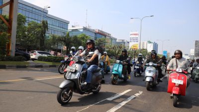 Kota Bekasi - Wakil Wali Kota Bekasi Abdul Harris Bobihoe menjelajah kota bersama komunitas vespa menggaungkan semangat kemerdekaan. Foto: Ist