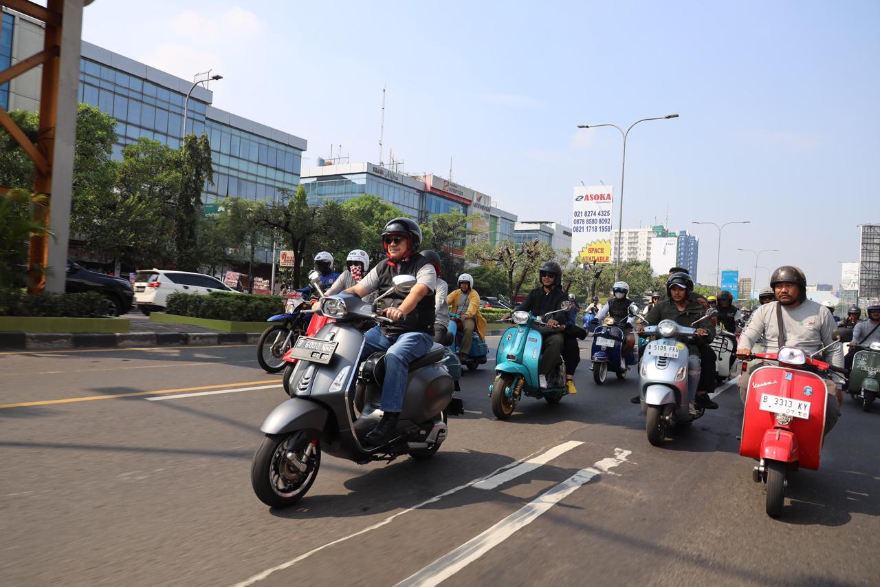 Kota Bekasi - Wakil Wali Kota Bekasi Abdul Harris Bobihoe menjelajah kota bersama komunitas vespa menggaungkan semangat kemerdekaan. Foto: Ist