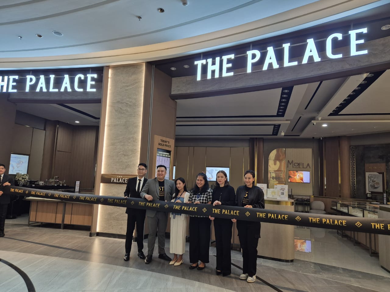 Kabupaten Bekasi - The Palace Jeweler kembali menambah jaringan ritelnya dengan membuka gerai terbaru di Living World Grand Wisata Bekasi pada Minggu (3/8/2025). Foto: Yessiana/GoBekasi.id