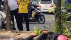 Kota Bekasi - Dua pemuda kritis usai sepeda motornya yang mejalu di Jalan I Gusti Ngurah Rai menabrak pembatas jalan. Foto: Ist